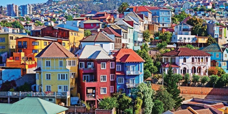 A vibrant cityscape with colourful buildings in Valparaíso.