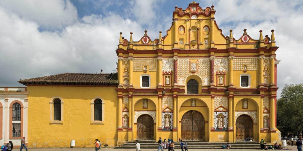 The colorful facade of the Iglesia de Santo Domingo in San Cristóbal de las Casas, Chiapas, Mexico.