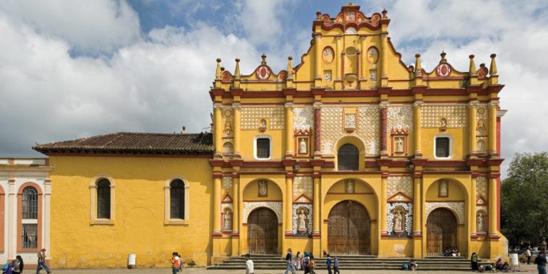 The colorful facade of the Iglesia de Santo Domingo in San Cristóbal de las Casas, Chiapas, Mexico.